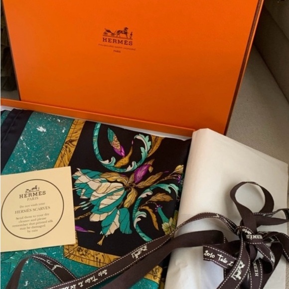 Hermes 100% Silk scarf, bird motif. Full inclusion. - Picture 2 of 12